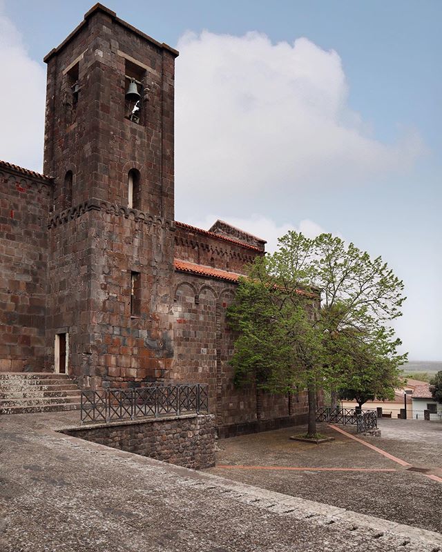 igers_sardegna's tweet photo. Ciao Instagramers 😊
Oggi vi portiamo in un paese della #Sardegna centro-occidentale ai piedi del Montiferru. Ci troviamo a #Bonarcado, borgo dalla lunga storia, dove sono presenti celebri architetture religiose. Una tra queste è la chiesa romanica di… https://t.co/vMmhXTwBsS https://t.co/2ttRzoXW2c