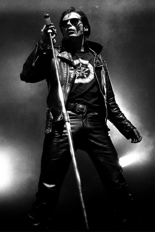 Há 60 anos: nascia Andrew Eldritch, vocalista do The Sisters of Mercy.

Happy Birthday Andrew!!   