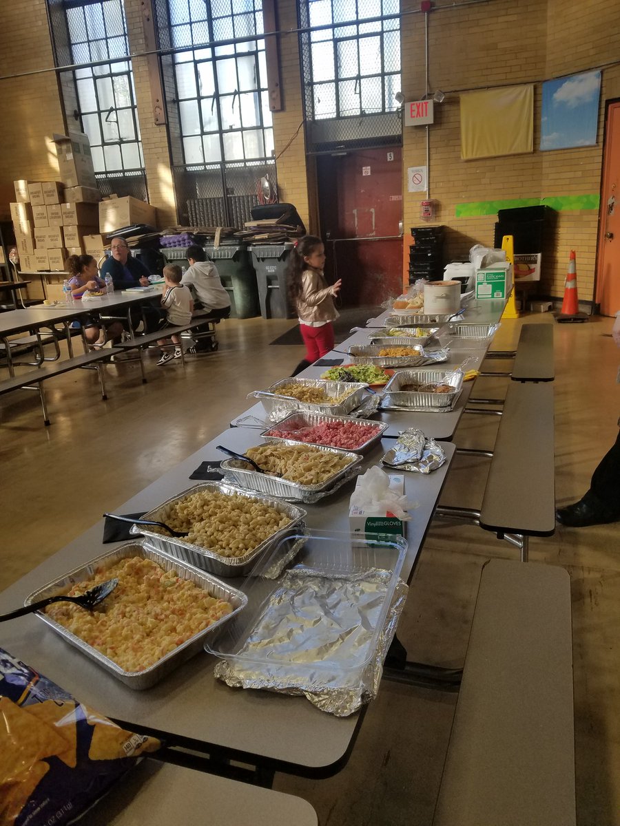 asf_school's tweet photo. Potluck with our wonderful families! Celebrate! 😊🐝 @pvdschools @ElementaryZone @LeadLearnerMST #broadstbuzz https://t.co/aR8NJYxRot