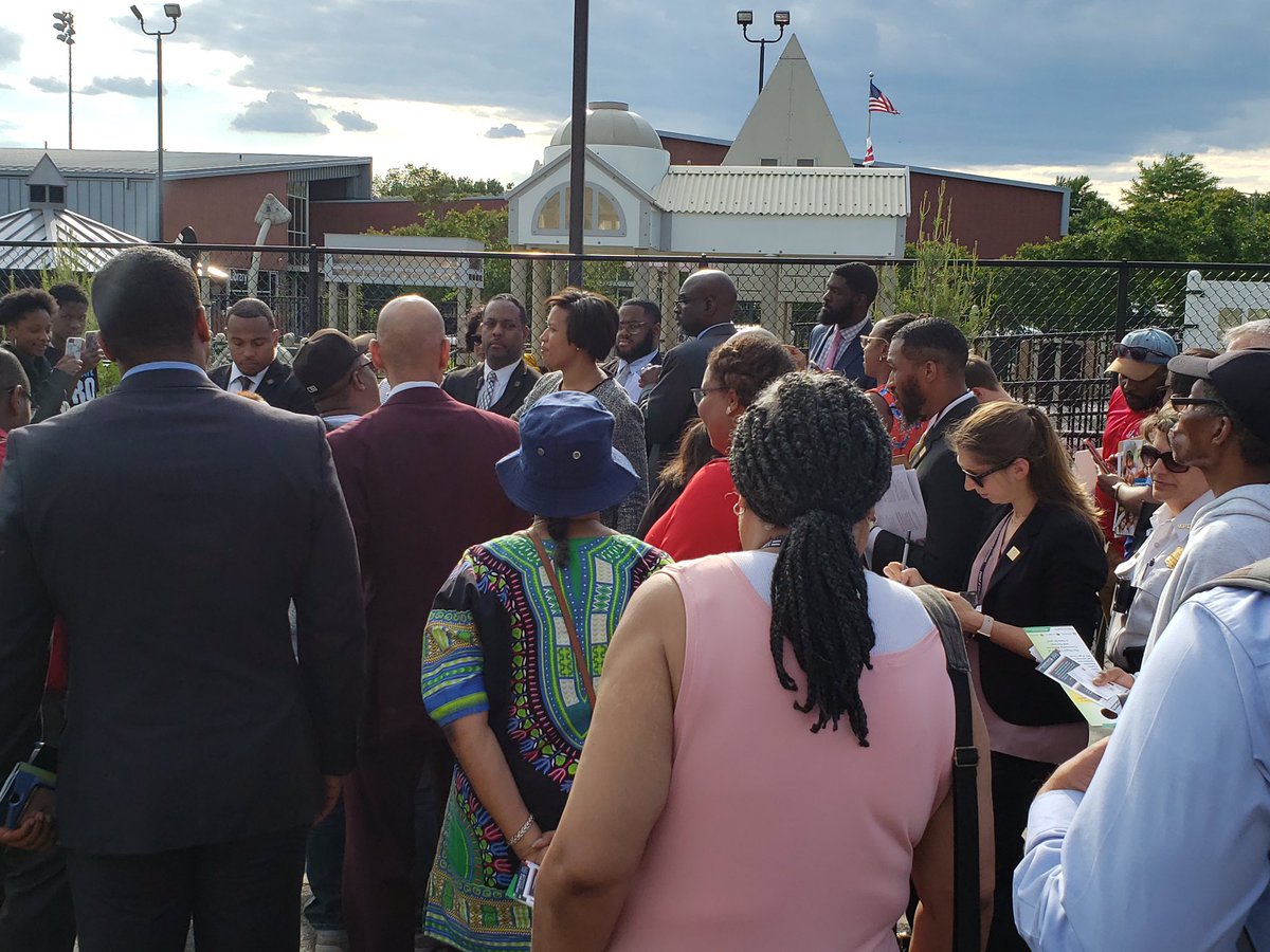 DCPoliceDept's tweet photo. Today, members of MPD joined @MayorBowser and participated in the Ward 5 SCI Community WalkπΆββοΈπΆββοΈπ
#DCPolice #HereToHelp #CommunityFirst https://t.co/eSwIGsRFqh