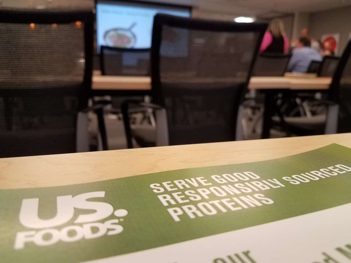 ColinTetreault's tweet image. 🙏 to @USFoods for hosting me at their #ServeGood #sustainable food launch. This major enterprise is working to drive change and accelerate #sustainability in the food supply chain. For the past two semesters, I've been honored to partner with them by...