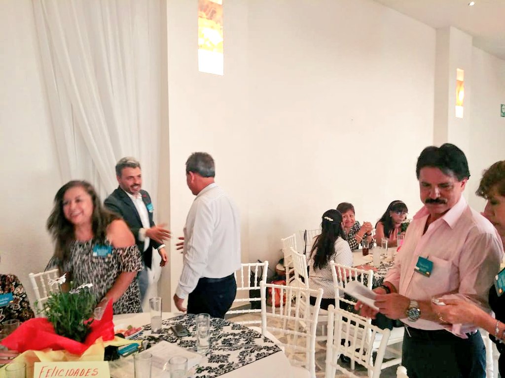 OswaldoBanales's tweet photo. Es un gusto convivir con amigos maestros jubilados delegación sindical D-IV-37 en el festejo del dia del Maestro. https://t.co/svQligVe47