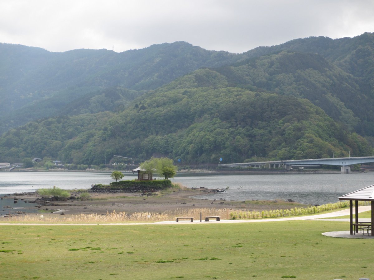 みづのさと おはようございます 今朝の河口湖です 厚い雲に覆われています 雲の隙間からたまに太陽が顔を出してます 河口湖の 水位はますます下がっているように見えます 河口湖 六角堂