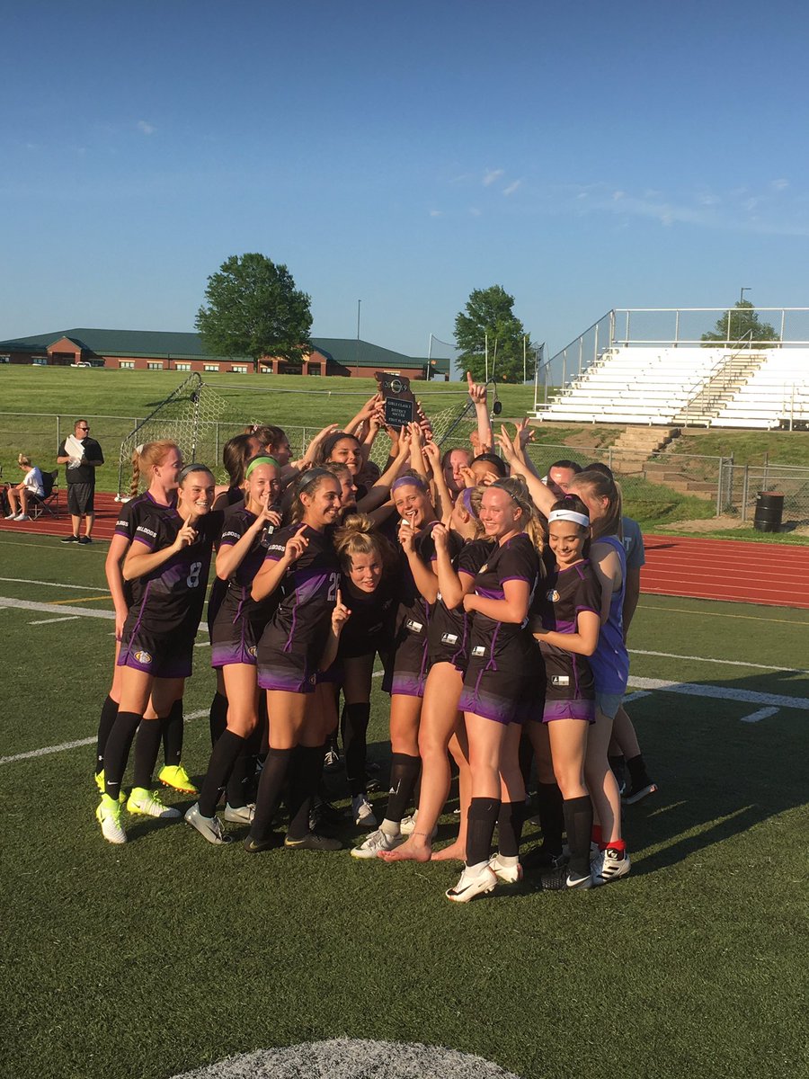 BulldogsKHS's tweet photo. 2019 district champs! https://t.co/3wVVJBSe7O