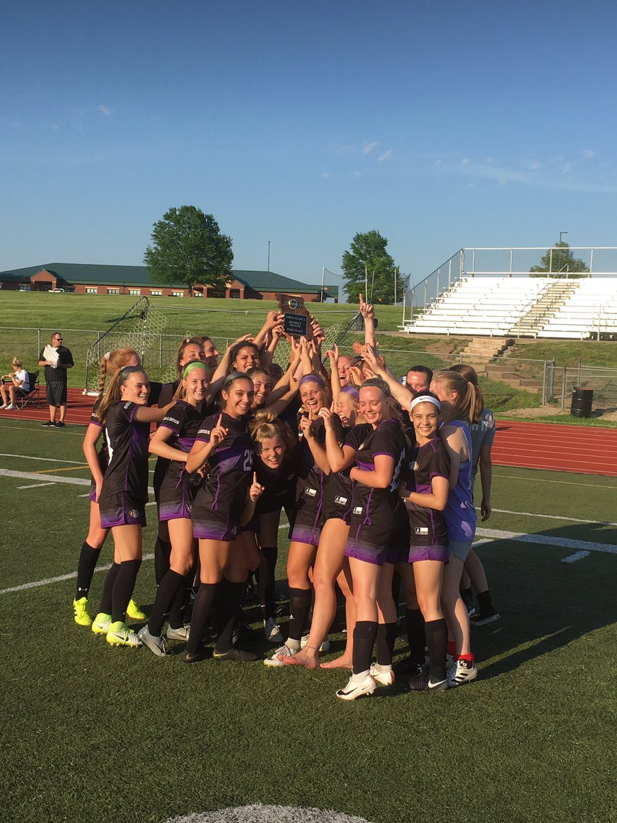 BulldogsKHS's tweet photo. 2019 district champs! https://t.co/3wVVJBSe7O
