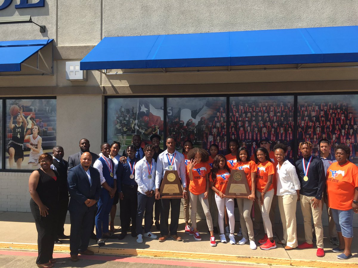 SLThrush's tweet photo. What an ending to an amazing year by @LSOCTrack_Field &amp; @lifemustangs with LHSW taking 3rd Place overall &amp; LSOC winning State. @lifeschools https://t.co/NeuPhU957b
