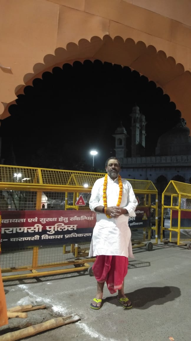 sunilbharala's tweet photo. वाराणसी #श्री_काशी_विश्वनाथ_शंकर_जी के प्रातः 3:बजे मंगला आरती करने का सौभाग्य प्राप्त हुआ साथ ही भगवान शंकर जी से प्रार्थना की #अबकी_बार_फिर_मोदी_सरकार बने देश समृद्ध साली बने इसके लिए कामना की और भगवान शंकर जी से आशीर्वाद लिया
हर हर महादेव 
ॐ नमः शिवाय 
ॐ नमः शिवाय 
ॐ नमः शिवाय https://t.co/cfCXedaU4R