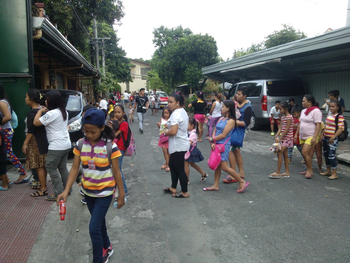 acm_place's tweet photo. During Xmas .... Giving Food To The Poor ! It was a long line ! Sopas #sopas #xmas #ChristmasCarol #christmas #poor #helpless #christmasspirit https://t.co/qGNiPfd0JR