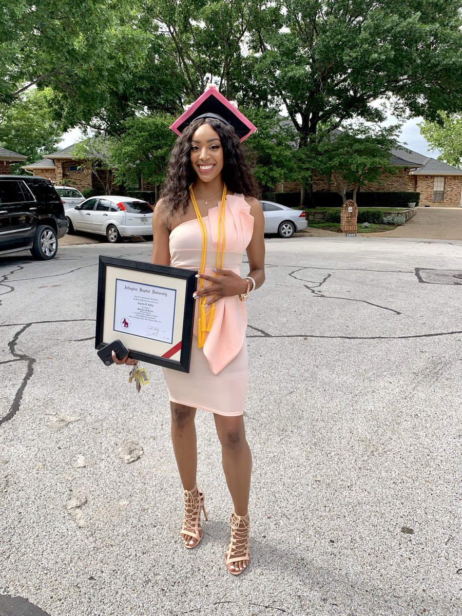 _thinkWWJD's tweet photo. Valedictorian. 4.0 GPA. Black and Educated. That’s it, that’s the tweet. 👩🏾‍🎓 #teacherbae https://t.co/McvRY0m0IH