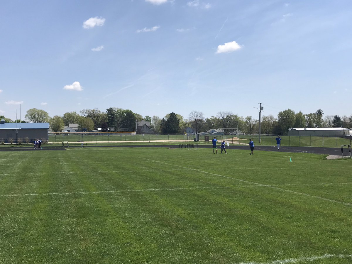 VictorNicki's tweet photo. In 7th and 8th grade P.E. today we took advantage of the beautiful weather and finished our frisbee unit with a little disc golf. https://t.co/3A1H4bdG5M