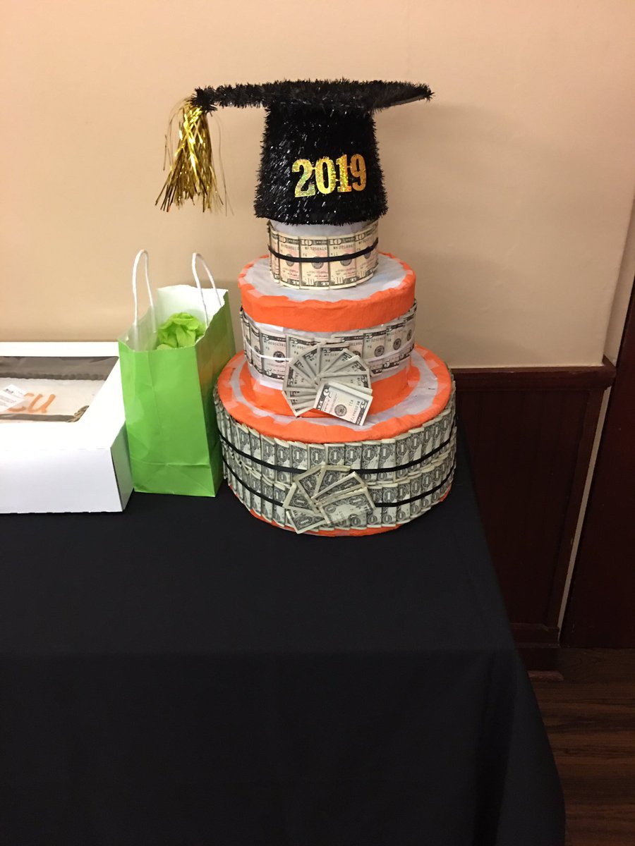logan_murphy1's tweet photo. My mom gave me $400 for graduation but glued every dollar together... she’s really making me work for my money. https://t.co/9gYBIqYBOf