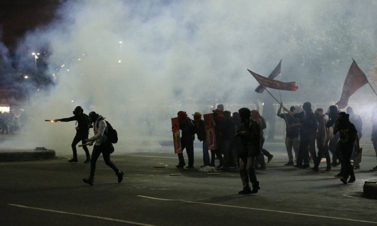 Duarte_Cau's tweet photo. #Extra7 Manifestação no Rio termina em confronto e tem ônibus incendiado
https://t.co/q33zZLaBAA
Manifestação foi pacífica até por volta das 19h20, já na dispersão.
Polícia militar diz ter sido atacada com fogos de artifício e afirma que reagiu com bombas de gás https://t.co/QjRSMRfBfW