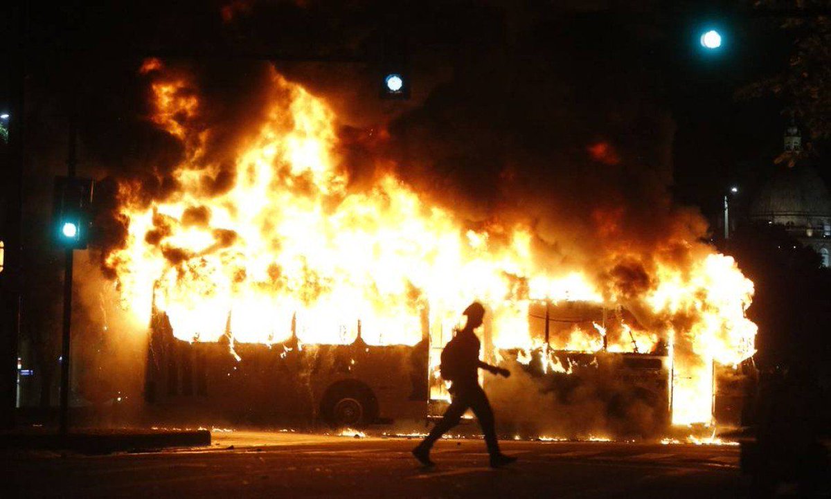 Duarte_Cau's tweet photo. #Extra7 Manifestação no Rio termina em confronto e tem ônibus incendiado
https://t.co/q33zZLaBAA
Manifestação foi pacífica até por volta das 19h20, já na dispersão.
Polícia militar diz ter sido atacada com fogos de artifício e afirma que reagiu com bombas de gás https://t.co/QjRSMRfBfW