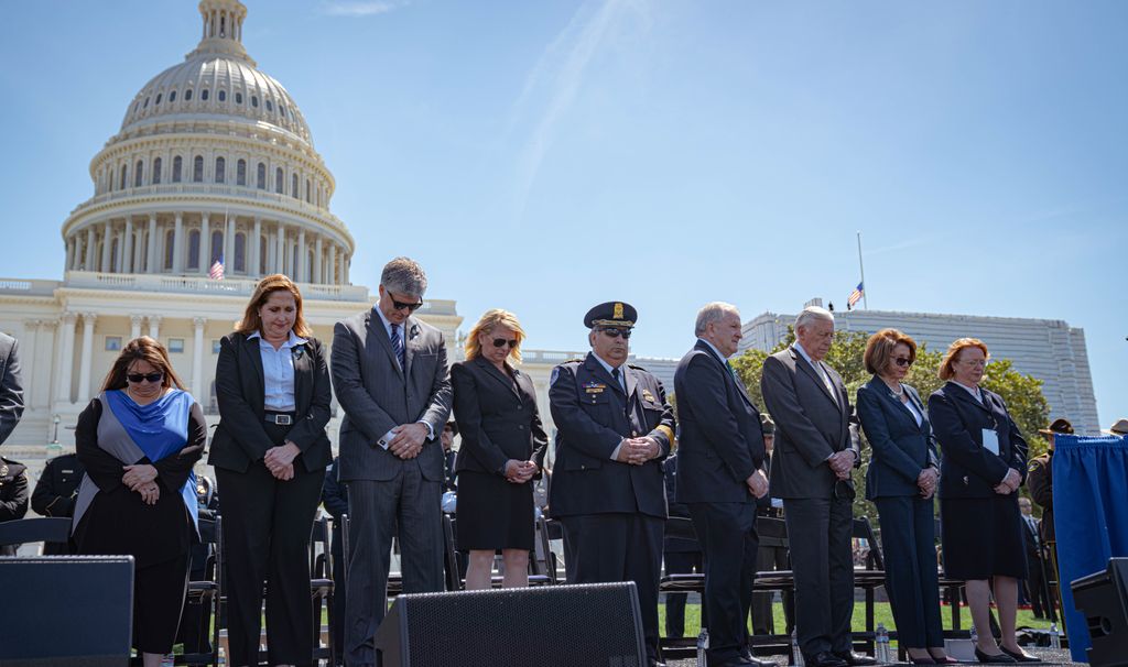 SpeakerPelosi's tweet image. Every day, police officers nationwide go to work serving our communities. Today, we took a moment during #PoliceWeek2019 to thank them for their service, and honor all who gave their lives or were injured while performing their duties.