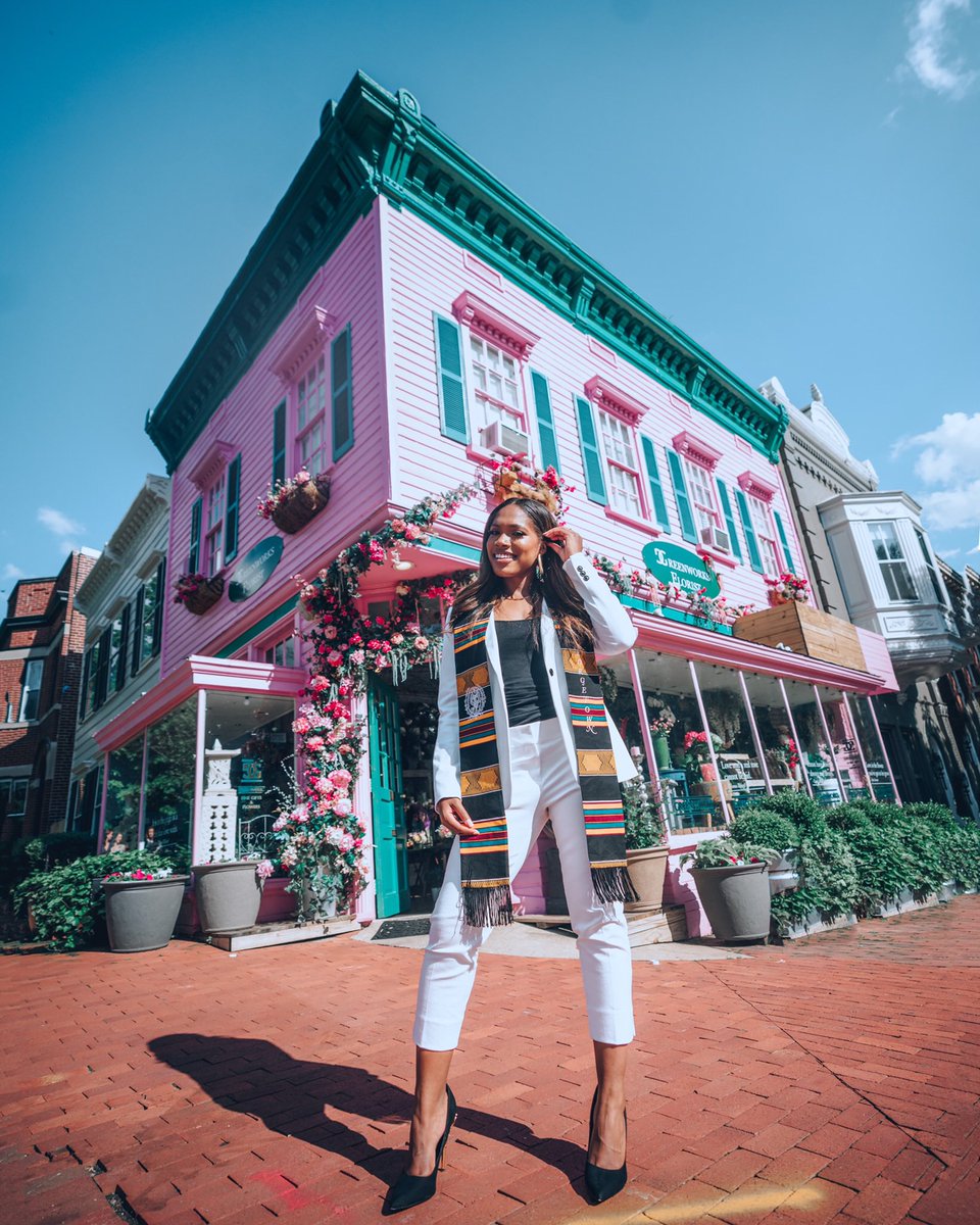 CeeCee6Hunna's tweet photo. Graduating from Georgetown University Magna Cum Laude. 3.88 GPA. First Honors. 60 page thesis done in a semester. Phi Beta Kappa. &amp; attending Columbia Law School in the fall.

But at my core, I’m just a girl from East Oakland trying to make it for my city. I see you Oakland 💯 https://t.co/AjHQhA30wq