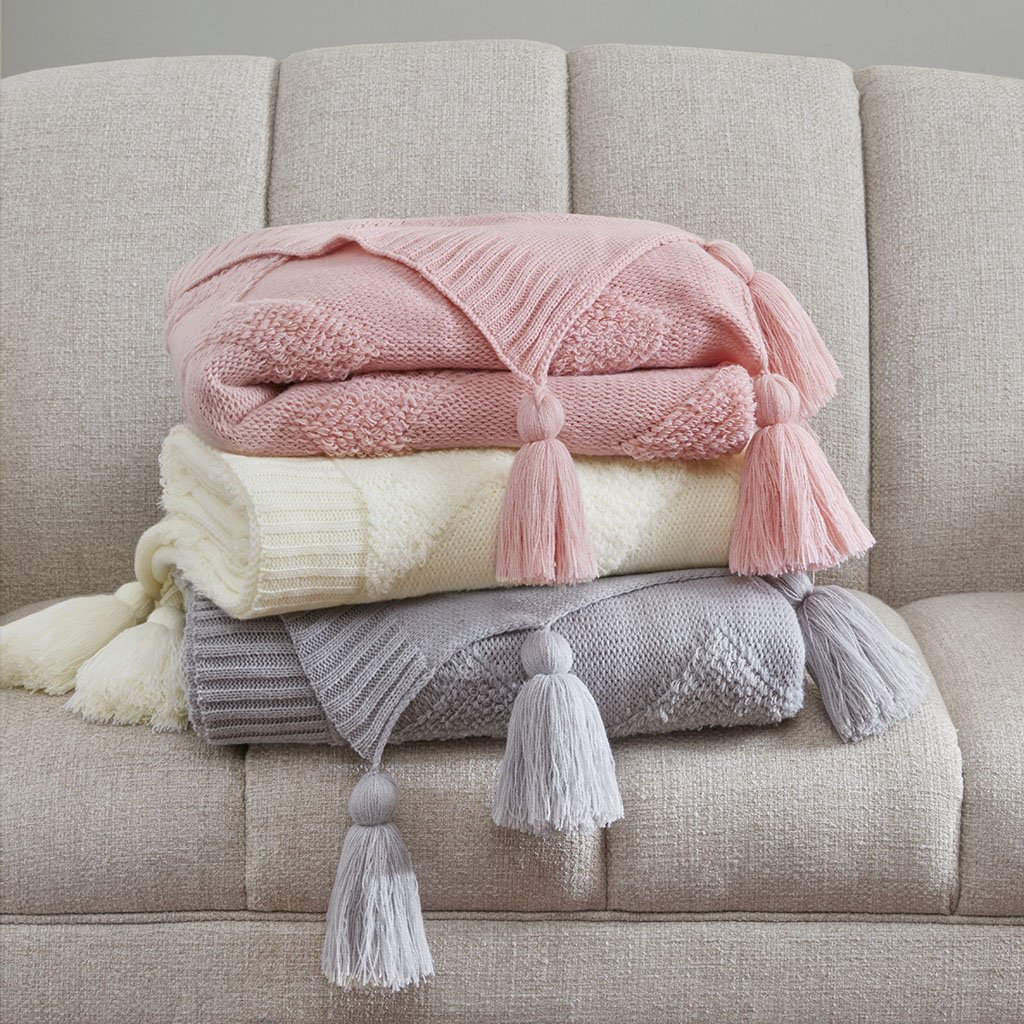 DesignerLiving's tweet image. Tufted with tassels, this is the boho throw you've been looking for! 😍 Snuggly soft and chic with chevron pattern, drape this over a couch or bed for quick and easy flair! 

See it up close now: bit.ly/2YdHeYr