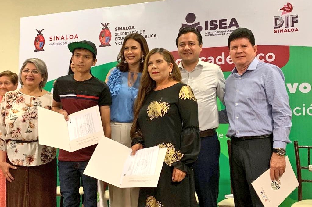 INEAmx's tweet photo. @GerardoMolinaA_ visitó #Sinaloa en donde asistió a:
🔹️Entrega de 302 certificados en #CREE del @dif_sinaloa.
🔹️Reunión de trabajo con personal del @ISEASL 
🔹️Firma de convenio con el municipio de #Novolato 

#JuntosEsMásFácil combatir el analfabetismo y el rezago educativo https://t.co/B63PKAbuTS