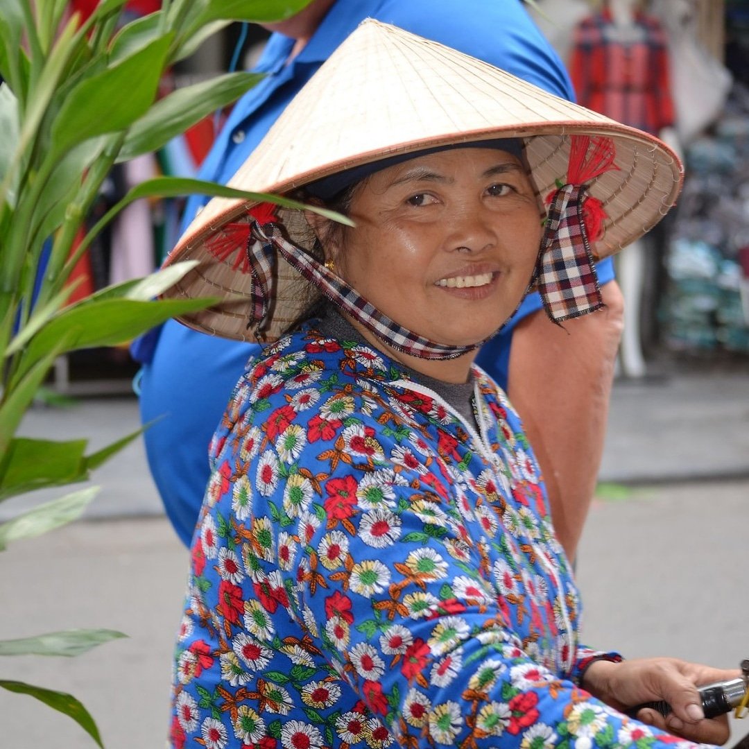 NicoleReigelman's tweet photo. People of Southeast Asia. #Cambodian #Artisan #SiemReap #Hanoi #Vietnam #Smiling #Woman #GemsOfSoutheastAsia #gate1share @gate1travel #ExploreMore #ExploreAsia #LiveLifeWell #Travel January 2018 https://t.co/FLEg8Vce7a