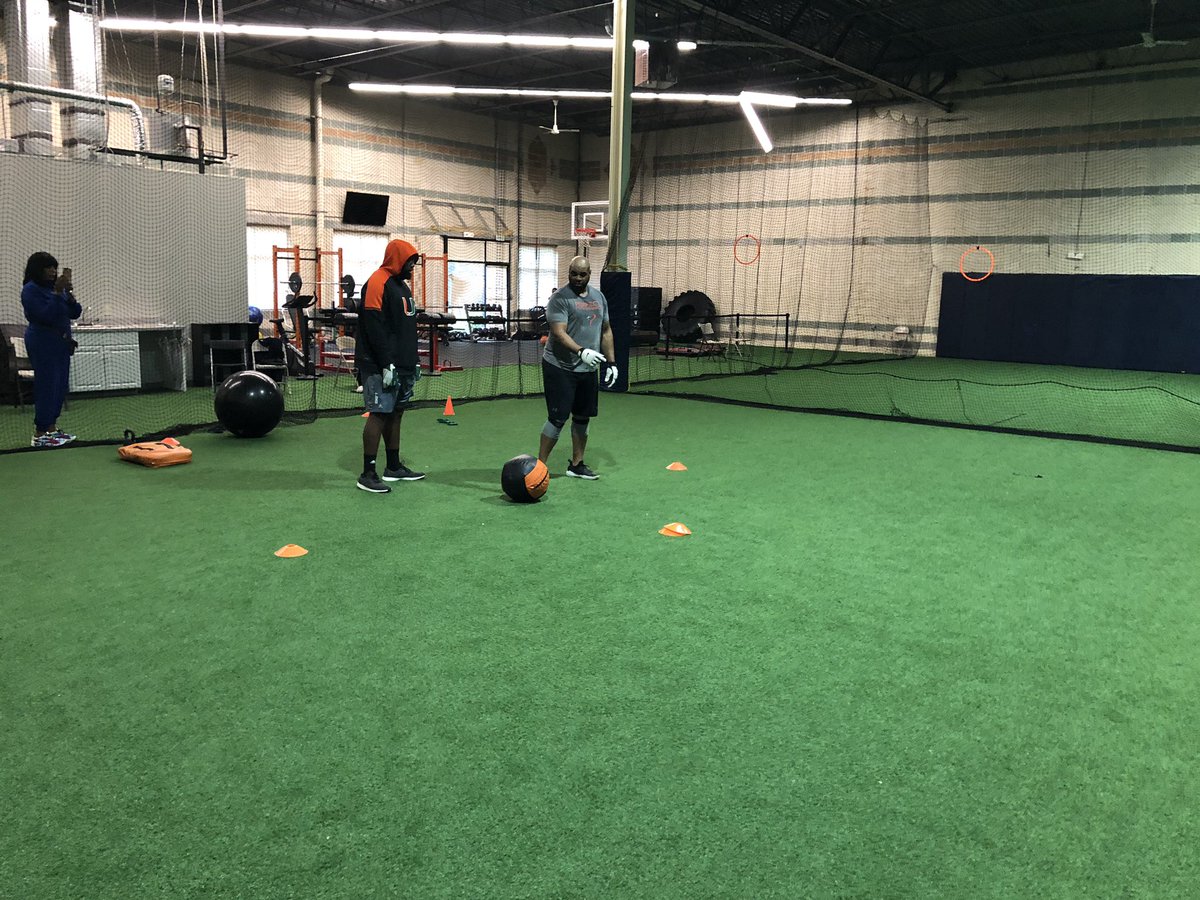 PerfectPerform's tweet image. Jahair Jones from the Arizona Cardinals in the lab with O Line Specialist Coach Swinton #PPMD #Gamechangers #Trenches #Wedifferent