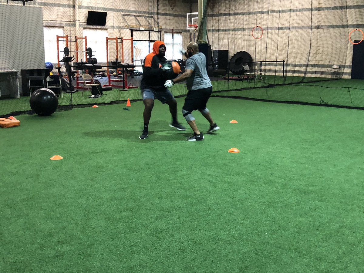 PerfectPerform's tweet image. Jahair Jones from the Arizona Cardinals in the lab with O Line Specialist Coach Swinton #PPMD #Gamechangers #Trenches #Wedifferent
