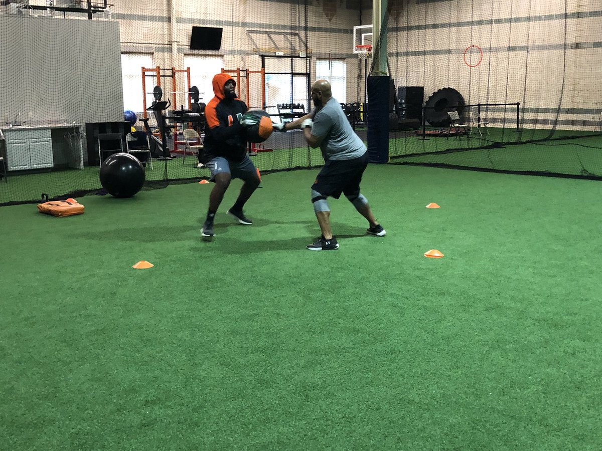 PerfectPerform's tweet image. Jahair Jones from the Arizona Cardinals in the lab with O Line Specialist Coach Swinton #PPMD #Gamechangers #Trenches #Wedifferent