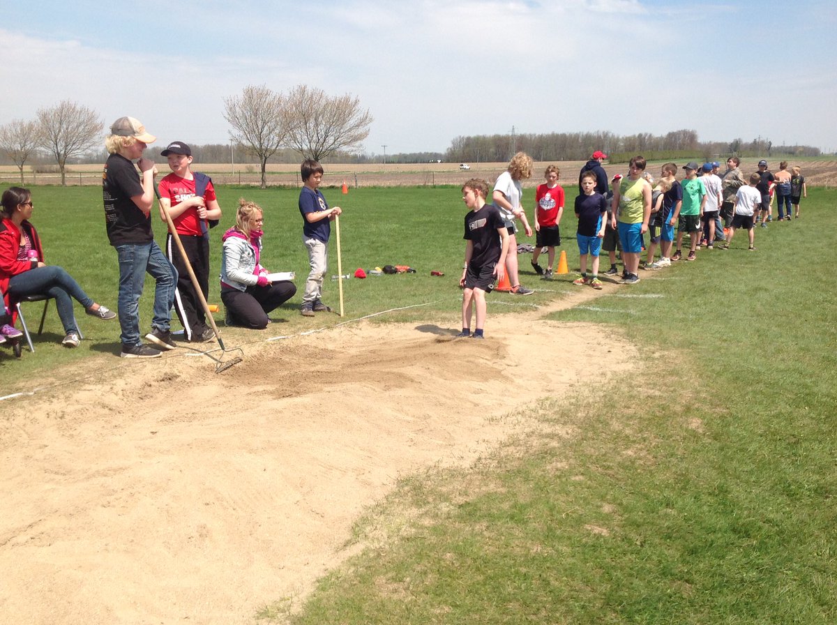 downieps's tweet photo. Downie Central took part in Track &amp; Field today. It was fantastic to see students pushing themselves to meet personal goals. Thank you to Ms Steckly and Ms Hildenbrand for your organizational skills and to all those running the events. Go Dolphins! @yourschools #iAMamdsb https://t.co/9pG69lDAnF