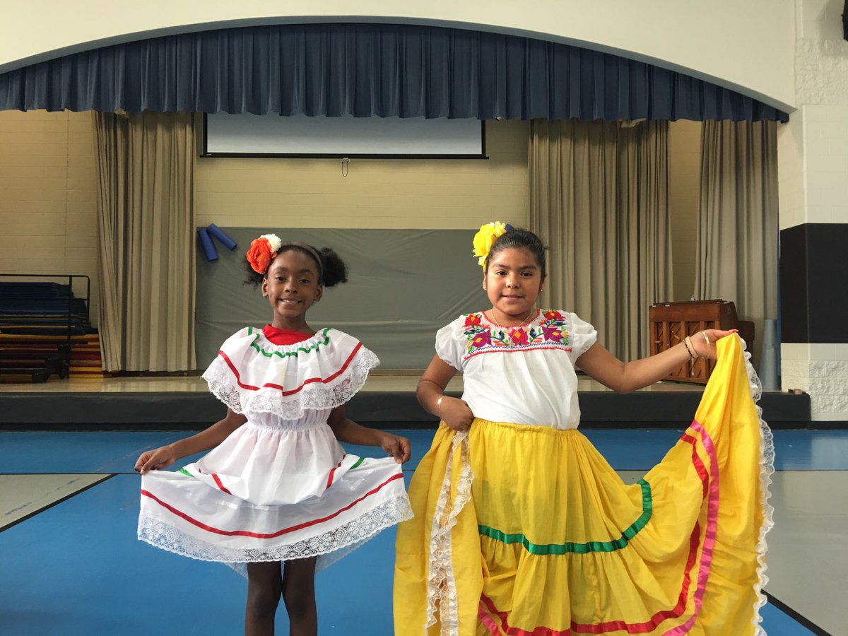 LAPPS_APS's tweet photo. Proud night for our @APSBenteen parents! Brought together #families #culture #education to celebrate #MothersDay !!! #parentsaspartners #Leaders #atlanta thank you @apsupdate @APSESOL @docdrewlovett for all the support! https://t.co/gz25RH3OPj