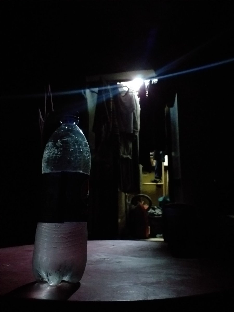 FikriMuhammah's tweet photo. Malam yang dambakan hamba,
Dahi yang jatuh berhampar bentala,
Gugur air dari sang mata,
Hanya berharap akan redhaNya.

Sekiranya malam yang kamu anggap itu tiada nilai,
Sunyi, gelap &amp; kosong.

Percayalah dengan 2 sujud dari dahi mu, insyaAllah malam itu bernilai.

3:10 a.m https://t.co/Z71dzKWxpZ