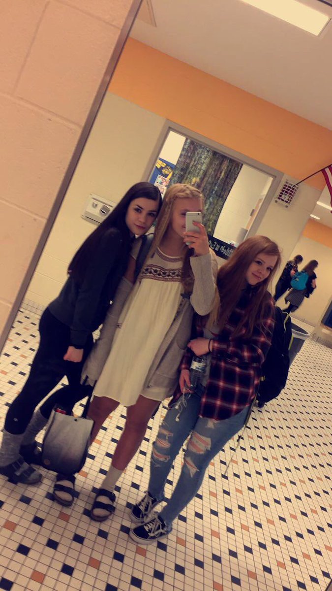 paigesoph's tweet photo. Happy birthday squidward😪😪 @sydneyscarpelli https://t.co/dh5on1iFPB
