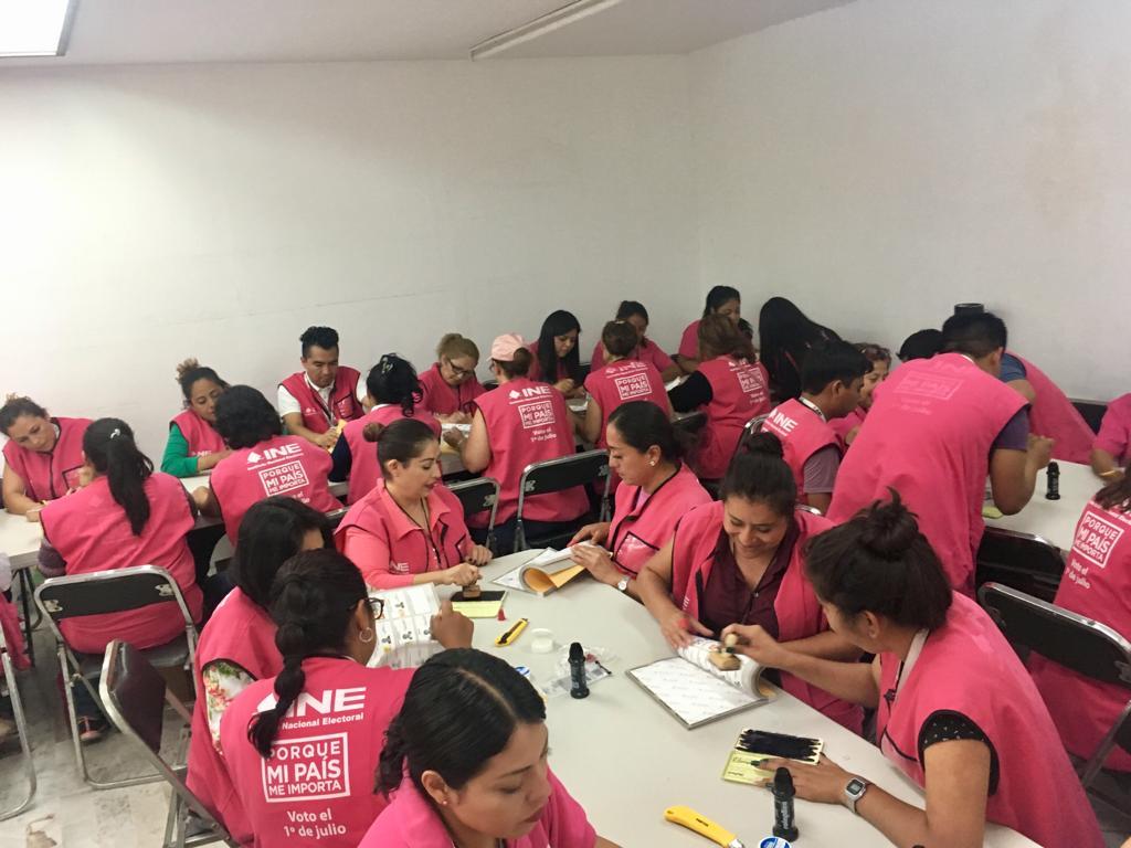 INE_PUEBLA's tweet photo. Sellado, enfajillado, agrupamiento de boletas por folio y armado de paquetes electorales, para entregar a funcionarias y funcionarios de mesa directiva de casilla #2DeJunio #ElecciónPuebla2019 #12Distrito #Puebla https://t.co/S8rjngmDyJ