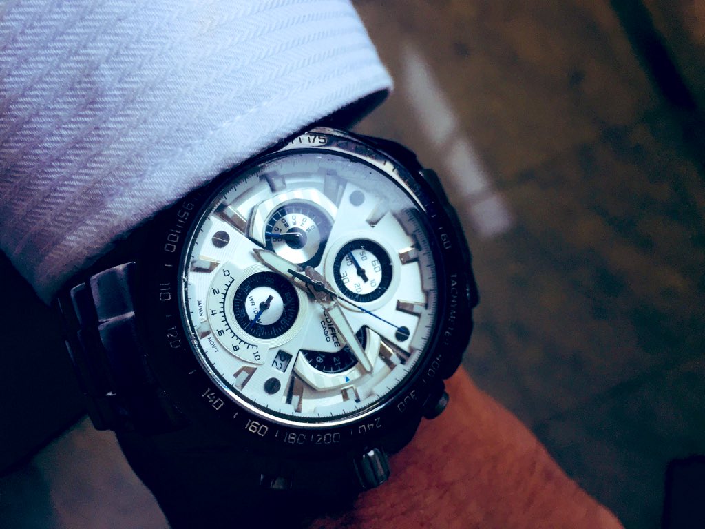 damsara99's tweet photo. Working😏
Gaming? 🥺😭
#workingGamer #loveEdfice #edifice https://t.co/6PeIiHkcxk