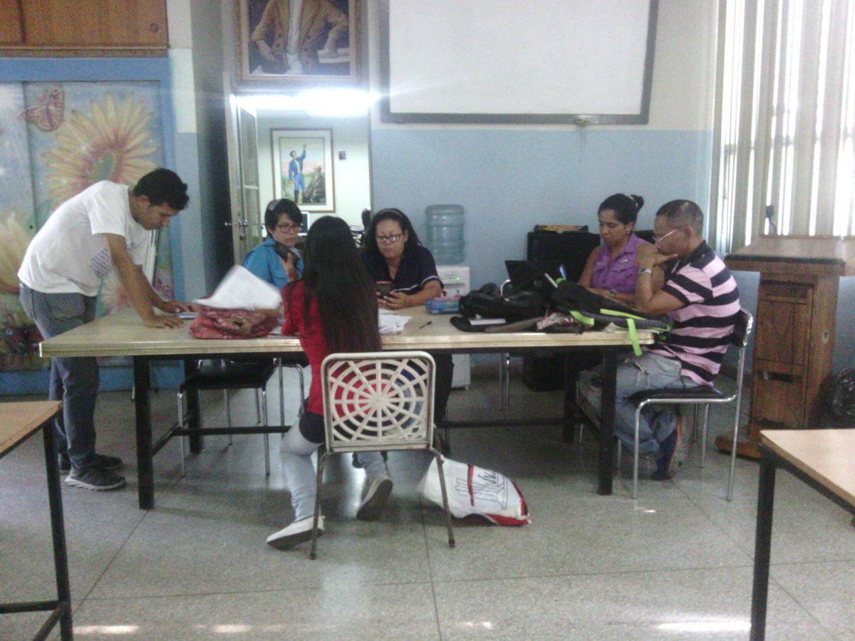 CDCEMCOSTADEORO's tweet photo. #15Mayo Eje Metropolitano reunidos en el Liceo Agustín Codazzi finiquitando los detalles de la gran fiesta pedagógica estadal  #CongresoPedagogicoEstadal @MPPEDUCACION @leoalvacabrera @cenamec_centros @cen_araguaney @josevsierra @saclarigue @CRIFPMA @Marbellaluque https://t.co/CkEQXyGZeW
