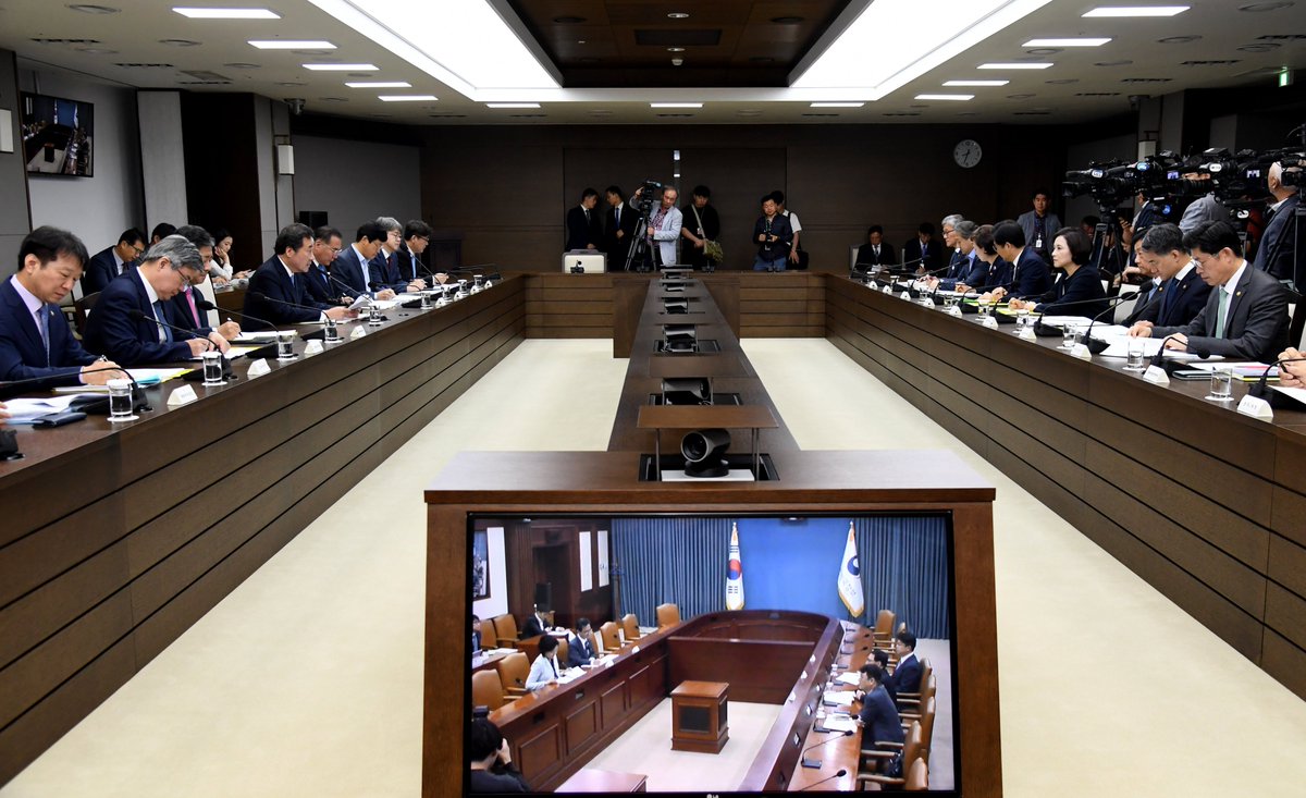 현안조정회의. 노선버스 노사협의를 점검하고 향후대비를 논의. IoT, 3D프린팅, 신약 등 신산업 현장의 규제 36건을 해결. 여름철 폭염 폭우 대책을 마련. 장차관님들이 세종에 훨씬 더 많이 참석하셨습니다. 세종 15명, 서울 5명.
* 모두발언 보기 bit.ly/2JEBEu2