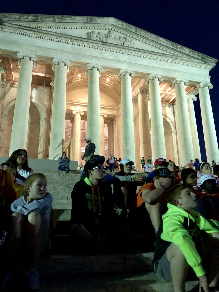 MikeDemana's tweet photo. @OOMSDC  Nightfall at the Jefferson Memorial https://t.co/3djXJpuDms