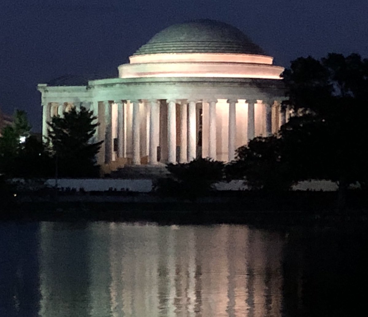 MikeDemana's tweet photo. @OOMSDC  Nightfall at the Jefferson Memorial https://t.co/3djXJpuDms