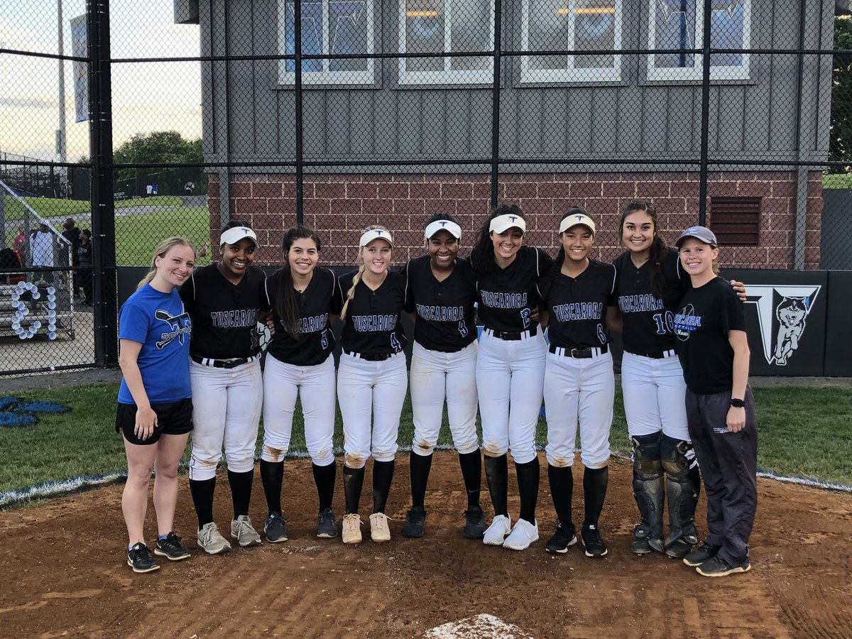 What a great Senior Night! Thank you to all of those who came out and supported the girls. More importantly thank you to the seniors for a great 4years! Come out Monday to support your Huskies in the district tournament at home 6PM 🥎💙🐾