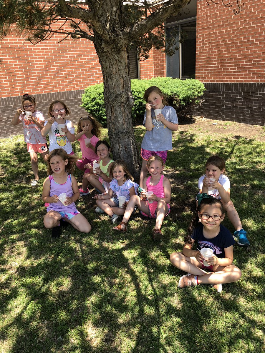 morgan_long123's tweet photo. Root beer floats to cool off on this warm day! 🌞 https://t.co/uUfPBttLFt