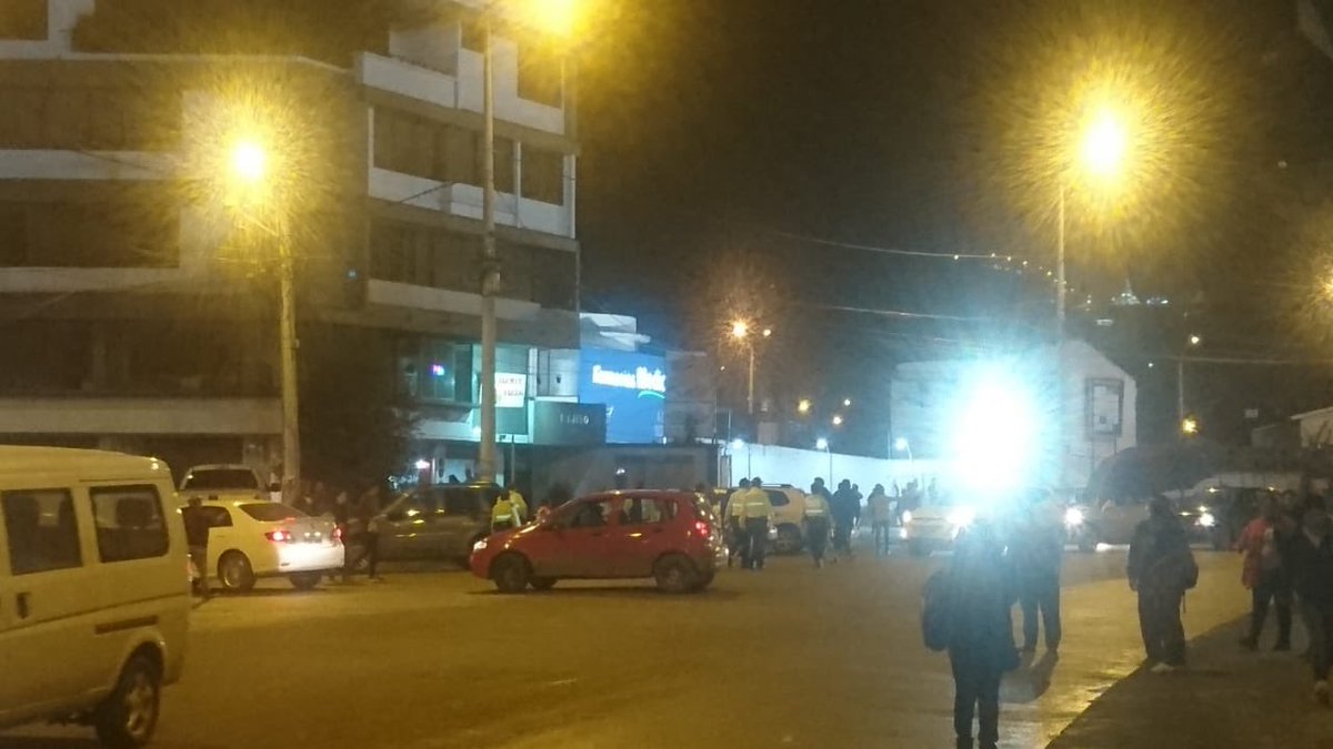 azuayinten's tweet photo. Hacemos un llamado al respeto y tolerancia. Hoy al encuentro de Liga de Quito vs. La Gloria, llegaron hinchas de La Crónica Roja, su presencia injustificada provoca actos de violencia con hinchas de Liga. Intervención oportuna de Policía e Intendencia impidió incidentes. https://t.co/PCEE2EDO6X