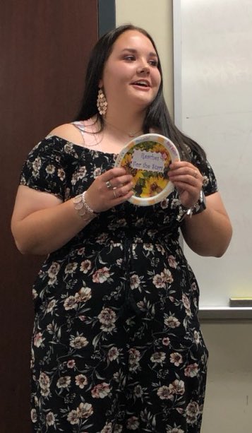 TravisSportsMed's tweet photo. Behind every #PaperPlateAward there was an AMAZING story to go with it. #StoryTime #MemoryLane #SpringBanquet https://t.co/0RQtEdQrBq