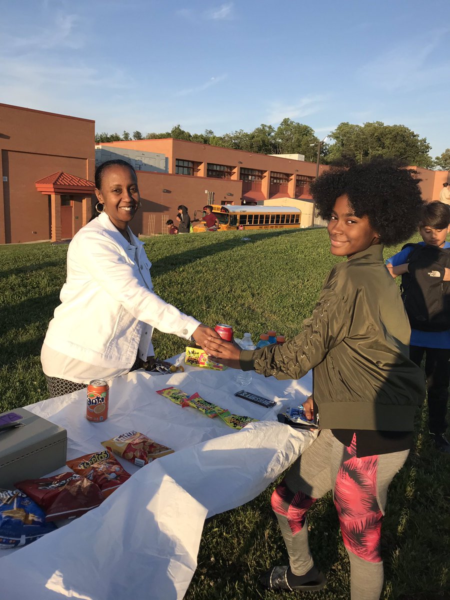 GMS_PTA's tweet photo. GMS Boys win 5-1 & Girls win 3-1 β½οΈπβ½οΈπβ½οΈ #BEARingGreatness #weallwon #concessionsonlock #DrC #MsFreeman π @Caballeroleads @daria_valentine @MrLetsgetitdunn https://t.co/dnhmNeEDpv