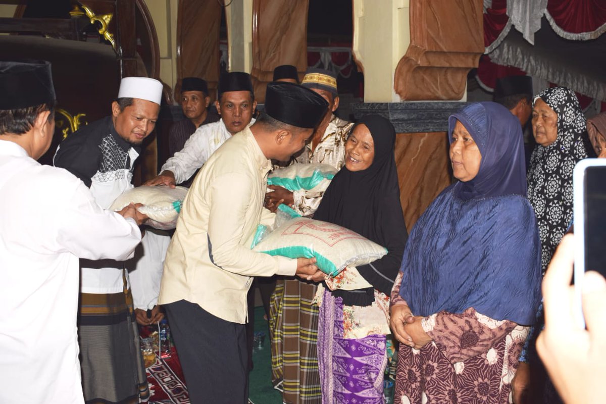 humasGrobogan's tweet photo. Safari Ramadhan / Tarawih Keliling di Masjid Al-Huda, Dusun Krajan RT06 RW02, Desa Jambon, Kecamatan Pulokulon.
Rabu, 15 Mei 2019
#groboganindah #groboganbersemi #wisatagrobogan #groboganmaju #groboganjaya #purwodadigrobogan #purwodadijateng #visitgrobogan #visitpurwodadi https://t.co/fjlcTAW0sG