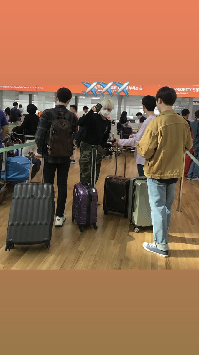 PeriShimmer's tweet photo. Look how cute they are on their way to KCON!!!! ๐๐๐๐
#VOISPER #๋ณด์ด์คํผ #Kwangho #๊ดํธ #Kangsan #๊ฐ์ฐ #Daekwang #๋๊ด #Chunggi #์ถฉ๊ธฐ https://t.co/87ZtHczshR