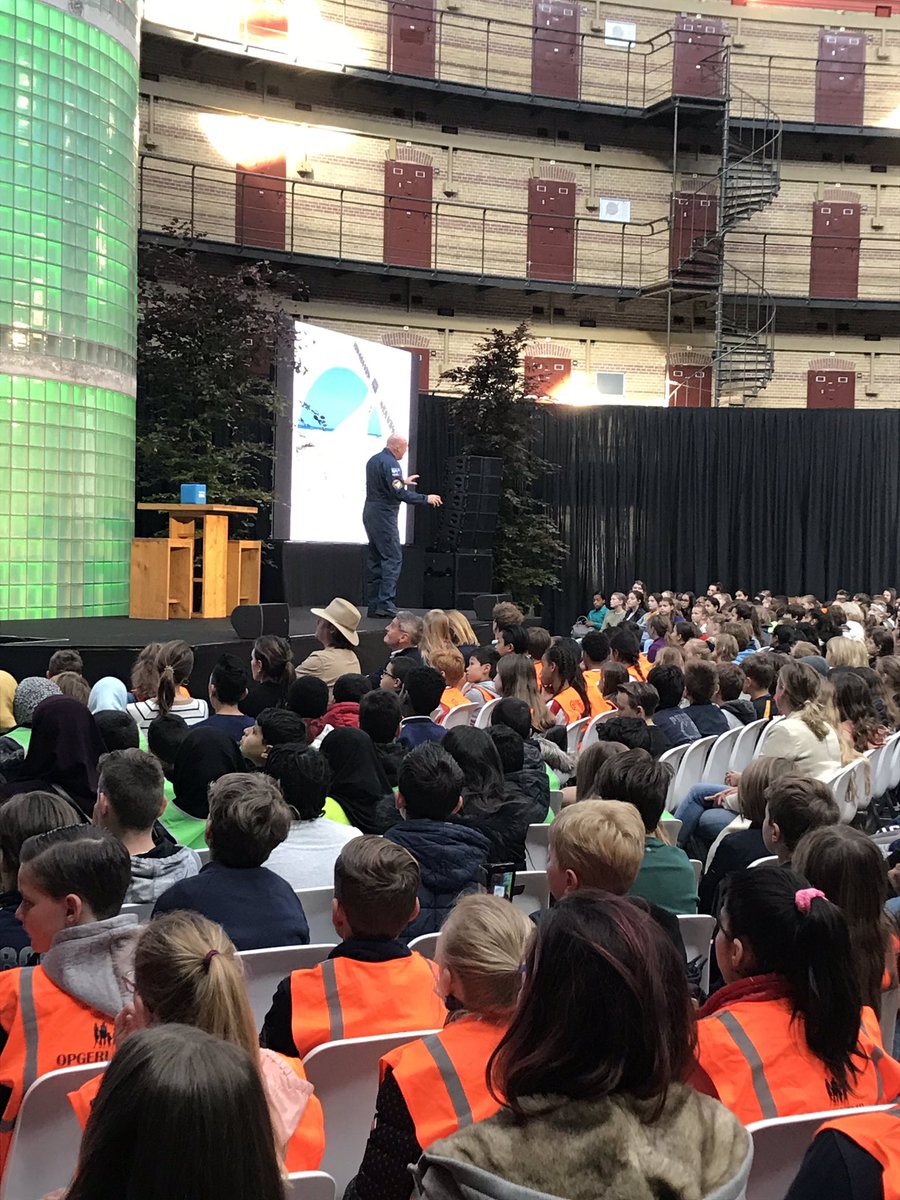 De Kids Klimaat Experience gaat van start! De eerste 550 kids luisteren geboeid naar presentator <a href="/KlaasKanAlles/">Klaas Kan Alles</a> en <a href="/andrekuipers/">André Kuipers</a> &amp; gaan aan de slag met oplossingen voor klimaatproblemen van onze tijd #water #wvowb #breda #kidsklimaat #kke