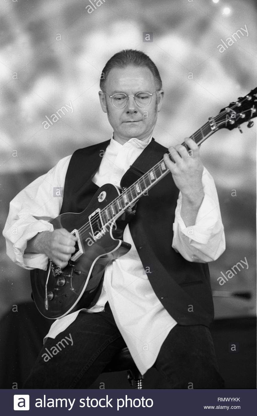 Robert Fripp (King Crimson )
Birth 1946.5.16 Happy Birthday
 