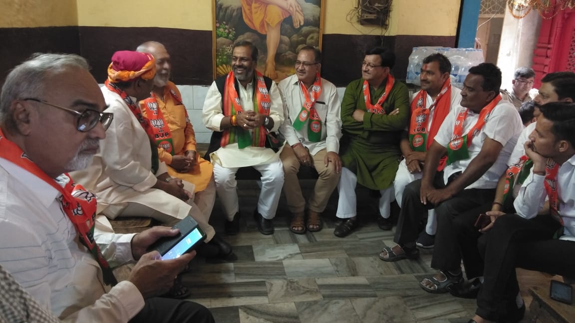 sunilbharala's tweet photo. बाबा विश्वनाथ की नगरी #काशी, #वाराणसी लोकसभा क्षेत्र में लक्ष्मी चाय वाले के यहां चुनाव संबंधित चाय पर चर्चा करते हुए।
#ApnaModiAayega #LokSabhaElections2019 #PhirEKBaarModiSarkaar https://t.co/qK3nHZbG8F