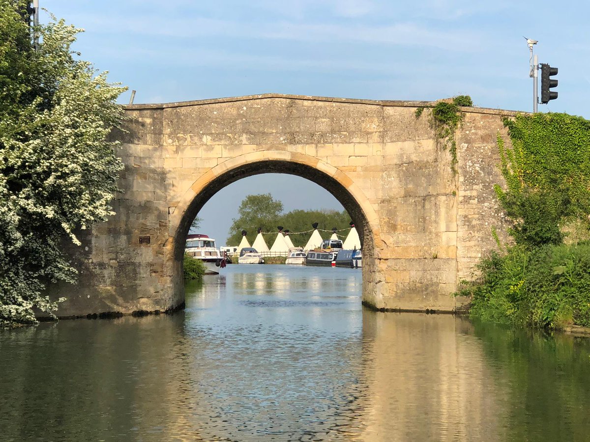 #boatsthattweet A sunny day trip on the River Thames #Radcot #Oxfordshire #Messingaboutontheriver not far from #Swindon #SwindonHour nr #Kelmscott @KelmscottManor home of #WilliamMorris #JaneMorris #MayMorris