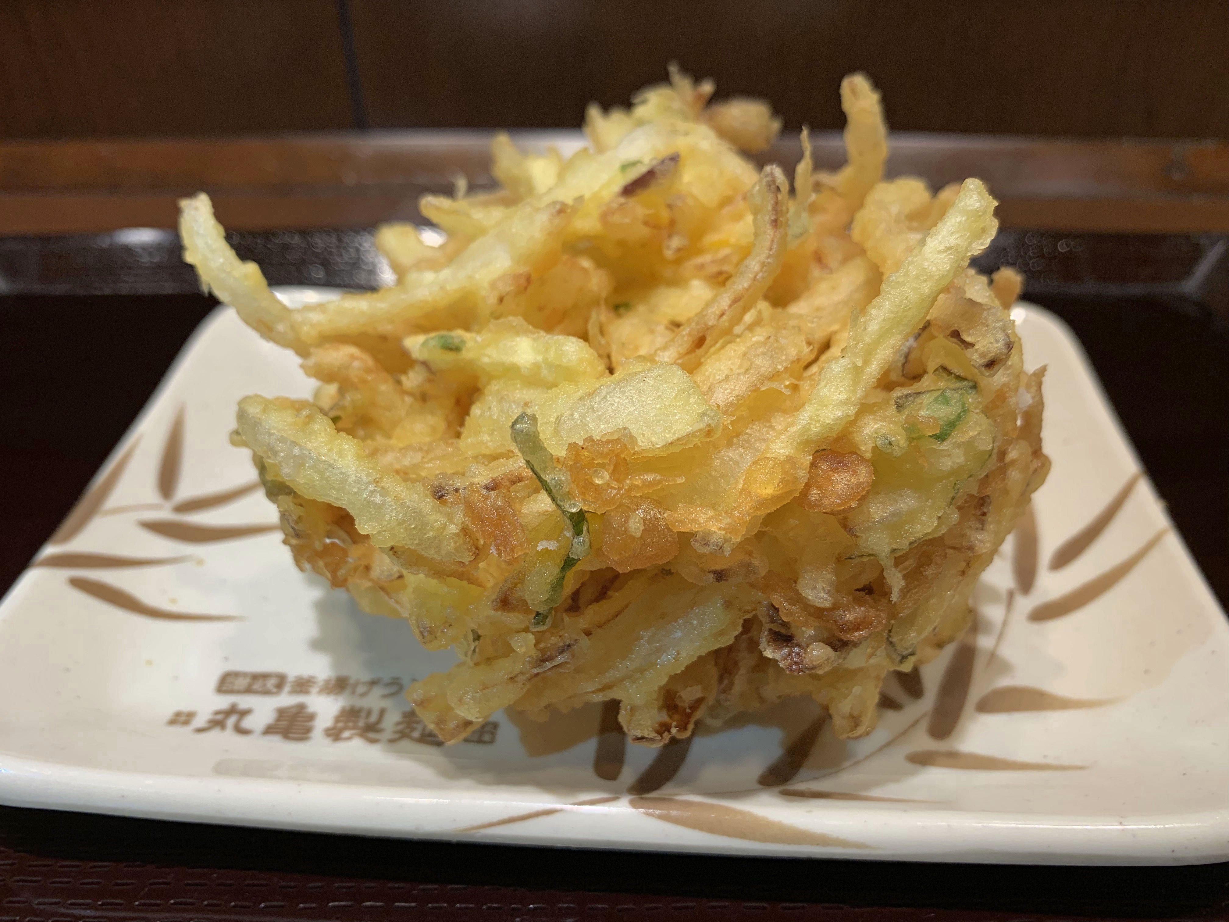 丸亀製麺 公式 天ぷらの中でも高い人気を誇る 野菜かき揚げ みなさんは 1人で食べちゃいますか それとも 友達やご家族とシェアして食べてますか 丸亀製麺 火曜日は おうちめし T Co H2m9pwf2w4 T Co 7lbyjf1xyi Twitter