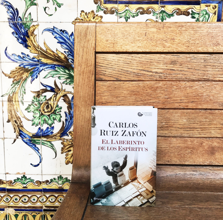 ZafonOficial's tweet photo. Con «El Laberinto de los Espíritus» llega el desenlace de la saga iniciada por «La Sombra del Viento». Una apasionante historia que te hará recordar por qué te gusta leer. 
#ElLaberintodelosEspíritus #ElCementeriodelosLibrosOlvidados #CarlosRuizZafón #Zafón https://t.co/8IvRr1XBau