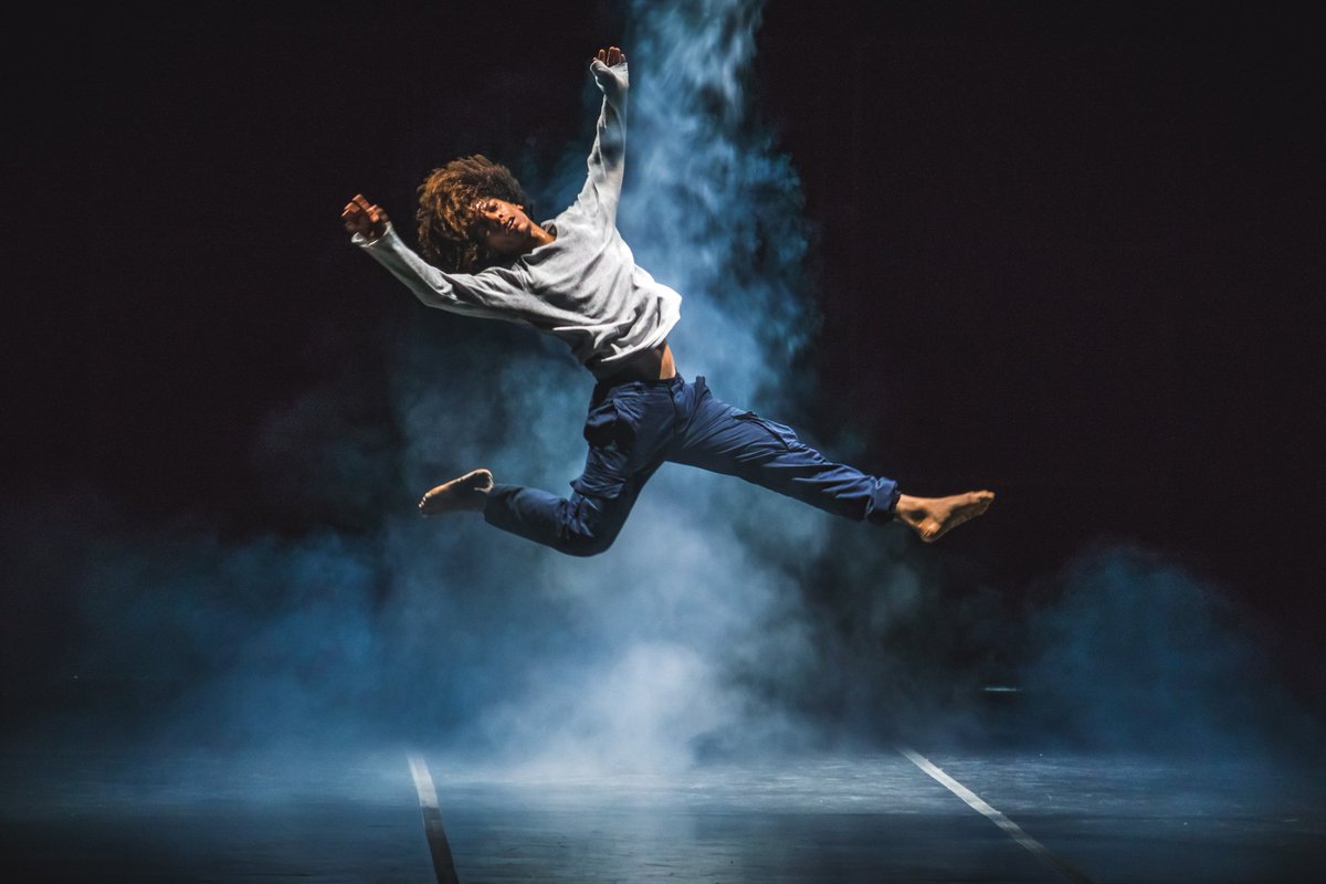 Obra: La cura
Coreógrafo: Julio Cesar Iglesias
Música: J - Lawton
Diseño de vestuario: Angelo Restrepo
Diseño de luces: Julio Cesar Iglesias

Recientemente esta obra fue presentada en el festival "Dos caminos, un encuentro" en la ciudad de Manizales.