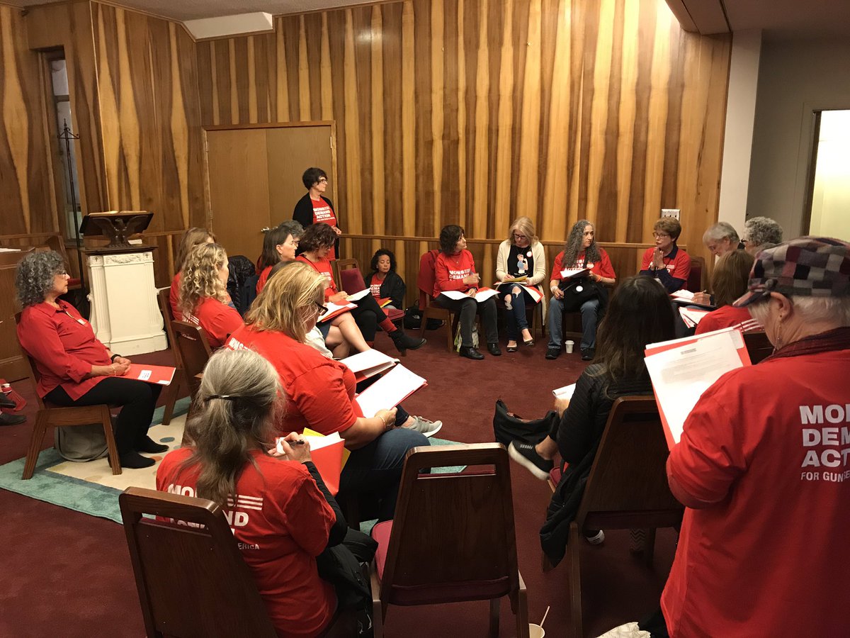 HilaryUhlig1's tweet photo. Listening, learning, training up to speak to our legislators in #Oregon today to support #HB2013 in #orleg today. Domestic violence relinquishment laws save lives. @shannonrwatts @MomsDemand @Everytown #WatchIsWork #ExpectUs https://t.co/5YN2fHazWZ